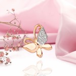 Zlatý přívěsek s diamanty