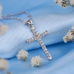 Srebrny naszyjnik z zawieszką w kształcie krzyża wykonany z cyrkonii