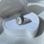 Stříbrný prsten s markazitem a perlou