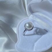 Серебряное кольцо с жемчугом и цирконием