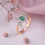 Zlatý prsteň "Charm". Diamanty a smaragd