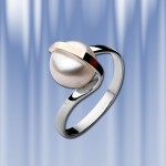 Ring with pearl. Silver Gold