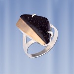 Anillo con aventurina. Oro plateado