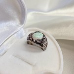 Srebrny pierścionek „Trofeusz”. opal