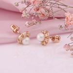 Boucles d'oreilles clous en or rose avec perles et zircones