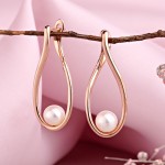 Gold earrings with pearls