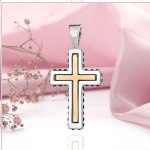 Silbernes Kreuz am Körper. Swarovski®-Kristalle