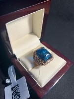 Pozlátený strieborný prsteň s jantárovým chameleónom