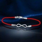 Infinity-Armband an einer roten Kordel