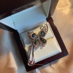 Pozlacená stříbrná brož se zeleným jantarem "Butterfly"