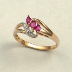 Златен пръстен с диаманти, рубини