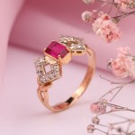 Zlatni prsten s rubin korundom i cirkonijem