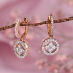 Gold earrings. Diamonds