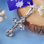 Stříbrný kříž s krucifixem. oxid zirkoničitý