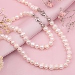 pearl necklace; -bracelet