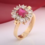 Златни прстен са дијамантима и рубином