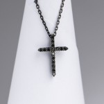 Zlatý prívesok kríž s čiernymi diamantmi