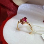 Gouden ring met korund robijn