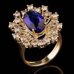 Gold ring. Sapphire and diamonds