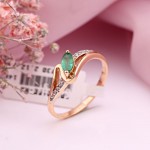 Златни прстен са дијамантима и смарагдом