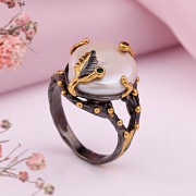 Позолоченное серебряное кольцо с барочным жемчугом и цирконием