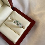 Серебряное кольцо "Линия". Изумруд и цирконий