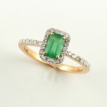 Zlatý prsteň. Diamanty a smaragd