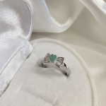Srebrni prsten "Leptir". Smaragd i kubični cirkonij