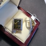Orecchini in argento con ambra verde