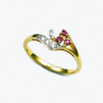 Anillo de oro con rubíes y diamantes.