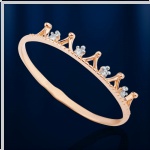 Anillo de oro con diamantes.