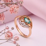 Gold ring with diamonds and emerald. Bicolor