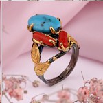 Anillo de plata bañada en oro con turquesas y corales.