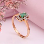 Comprar un anillo de oro con diamantes y esmeraldas.