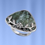 Zilveren ring met clinochloor