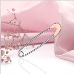 Spilla amuleto con oro rosso