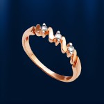 Златни прстен са дијамантима.