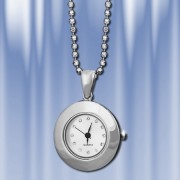 Silberne Uhr an einer Kette