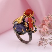 Vergoldeter Ring. Koralle, Amethyst und Zirkonia