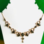 Aranyozott ezüst nyaklánc zöld borostyánnal "Romance"