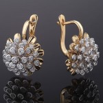 Gold earring with diamonds