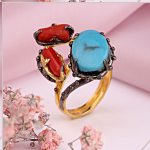 Anillo de plata bañada en oro con turquesas y corales.