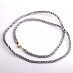 Ожерелье из шнура из шелка и серебра