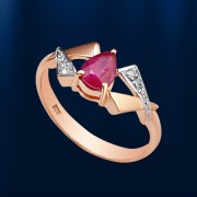 Goldener Ring. Rubine und Diamanten