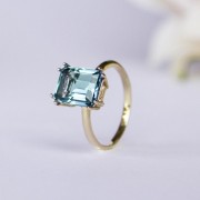 Лаконичное золотое кольцо с восьмигранником из голубого топаза.