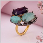 Anillo de plata bañada en oro con turquesa y amatista.