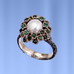 Silver ring with pearl and emeralds