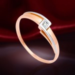 Ring laget av rødt gull og hvitt gull med diamanter