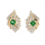 Pendientes dorados con esmeraldas y diamantes.