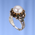 Silver ring with pearl and emerald
